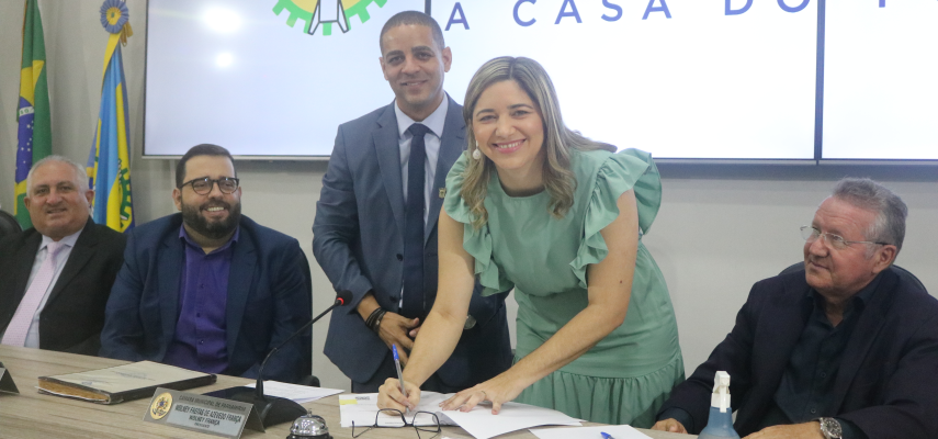 Professora Eliza é empossada como vereadora de Parnamirim
