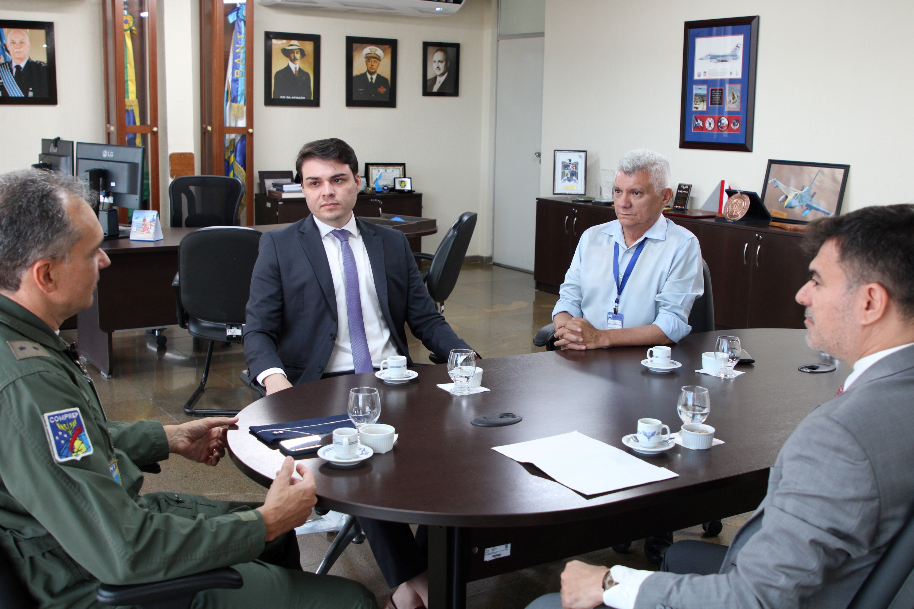 Dr. César Maia e professor Ítalo realizam visita institucional ao Comandante da Base Aérea