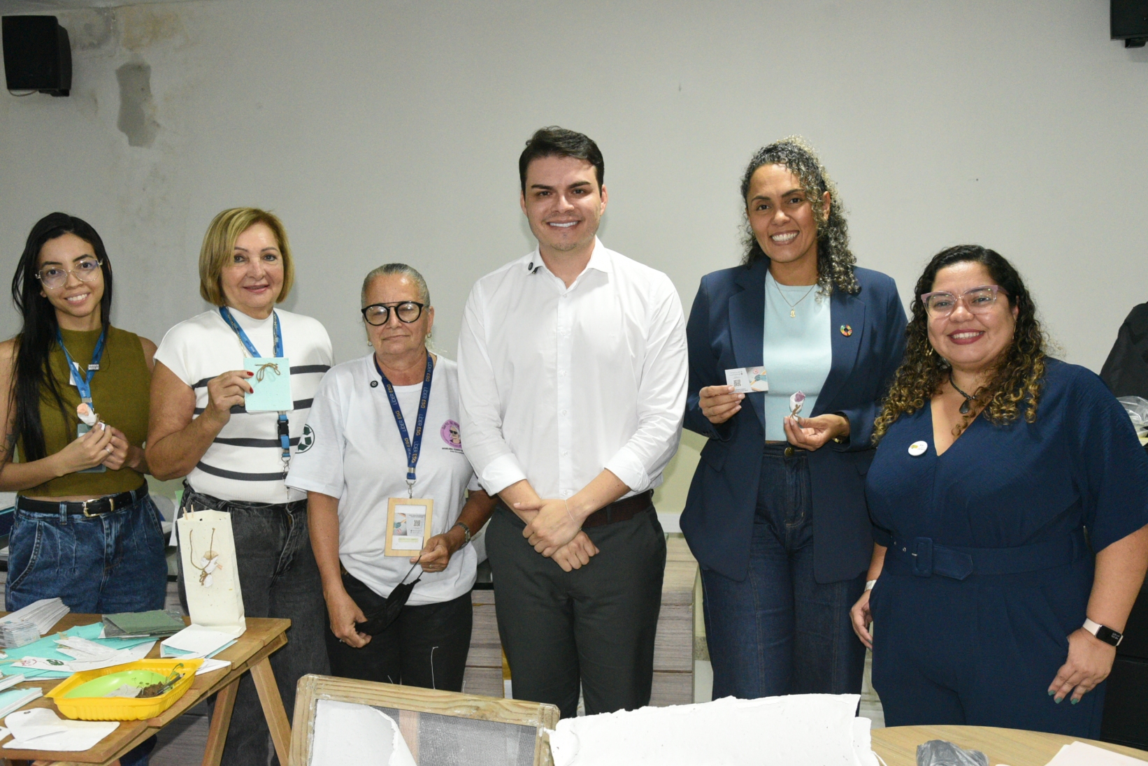 Escola do Legislativo promove oficina de papel semente