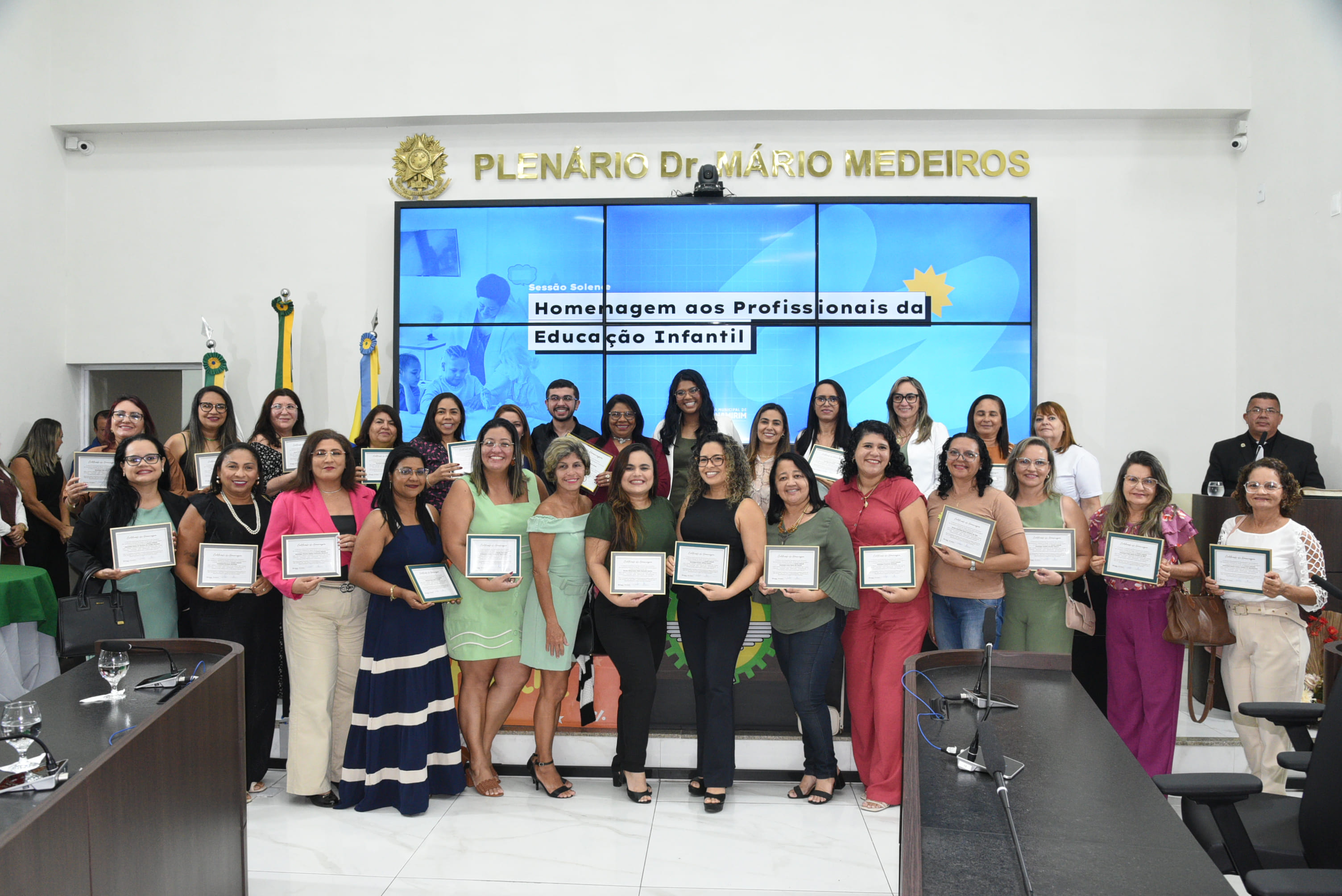 Câmara municipal homenageia profissionais da educação infantil em sessão solene