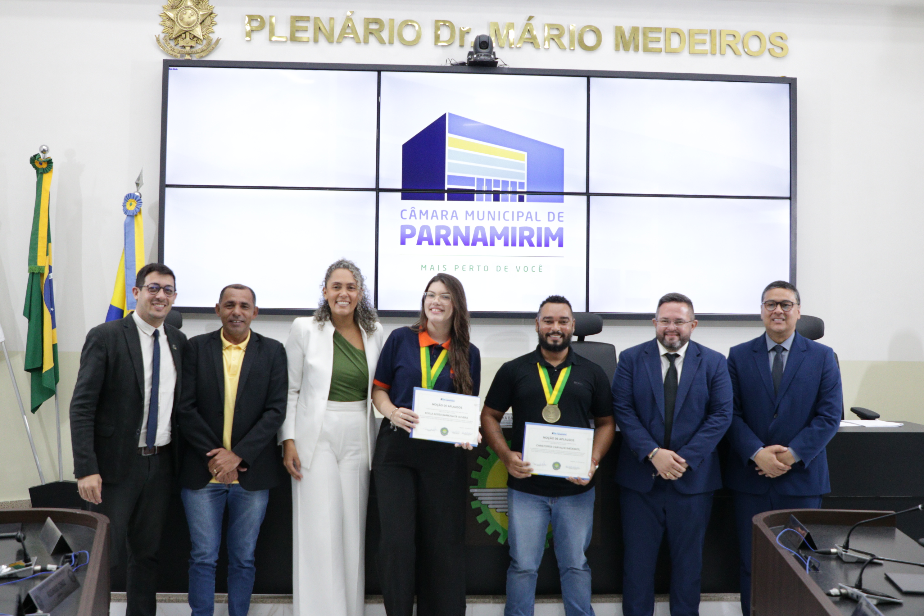 Moção de Aplausos homenageia destaque estudantil e professor da rede pública