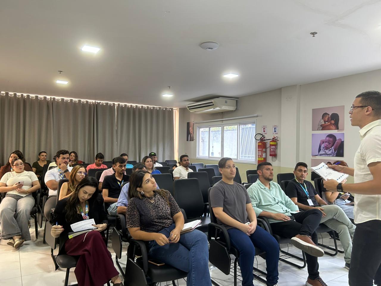 Servidores e assessores se reúnem para organizar especial de Natal da TV Câmara