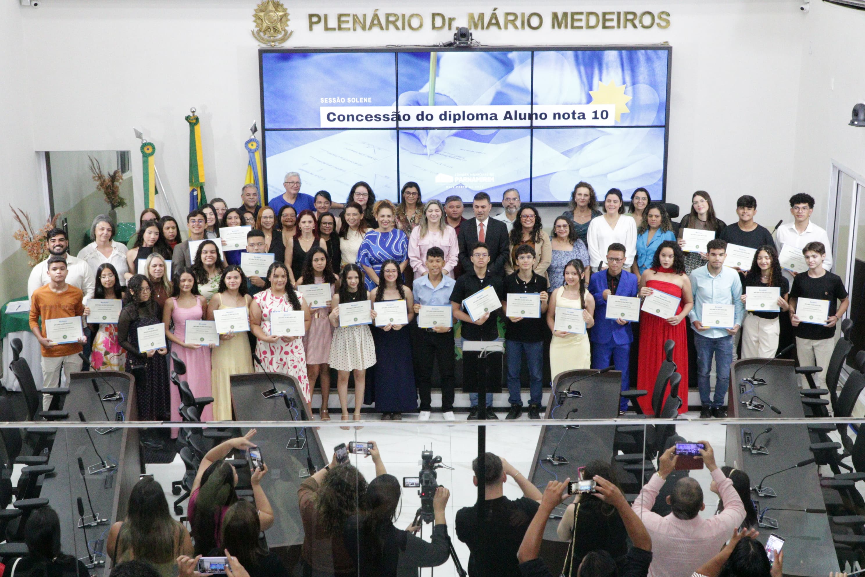 Sessão Solene Aluno Nota 10 reconhece excelência acadêmica