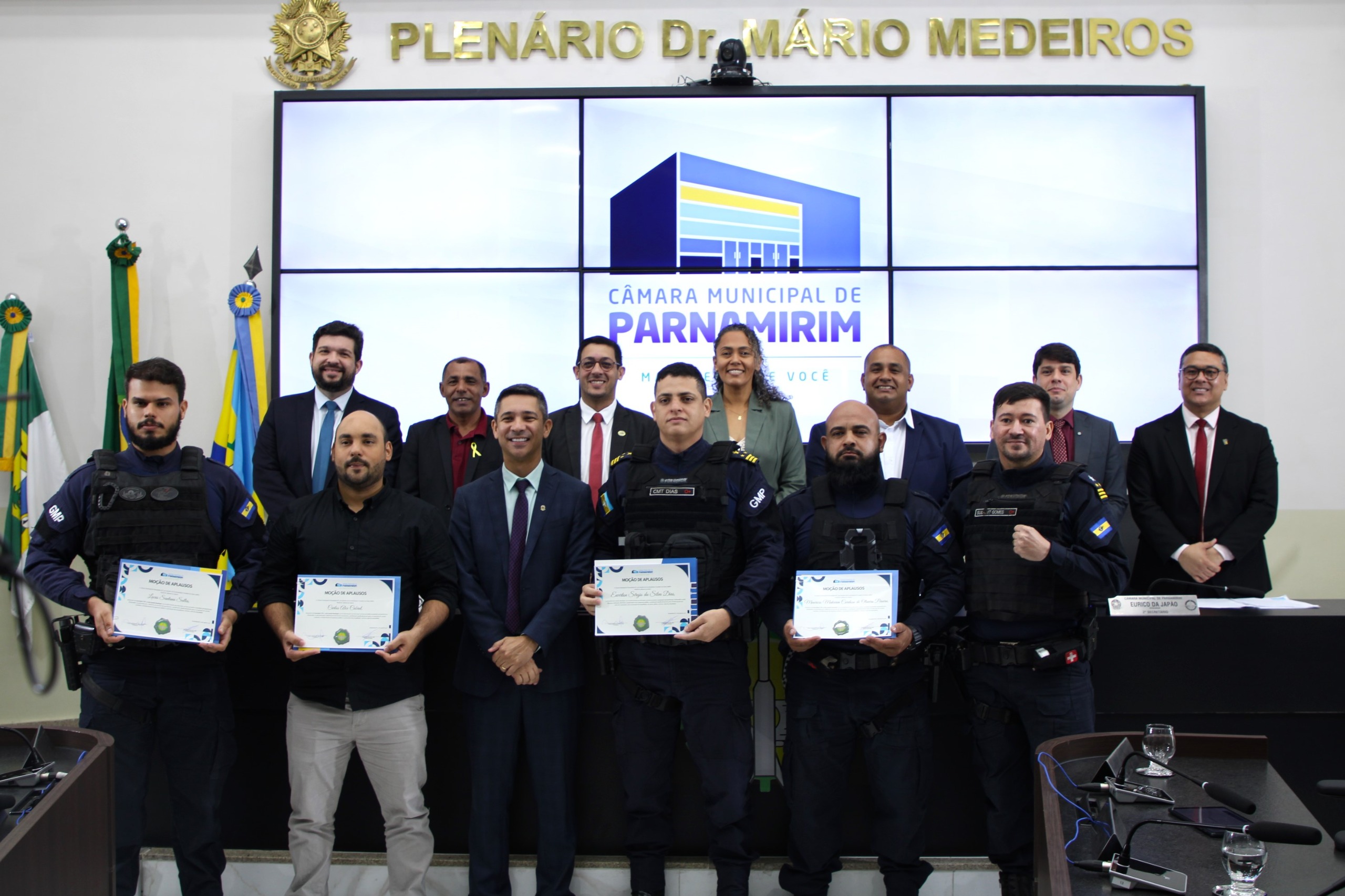 Vereador Léo Lima entrega Moção de Aplausos a guarnições Guarda Municipal de Parnamirim