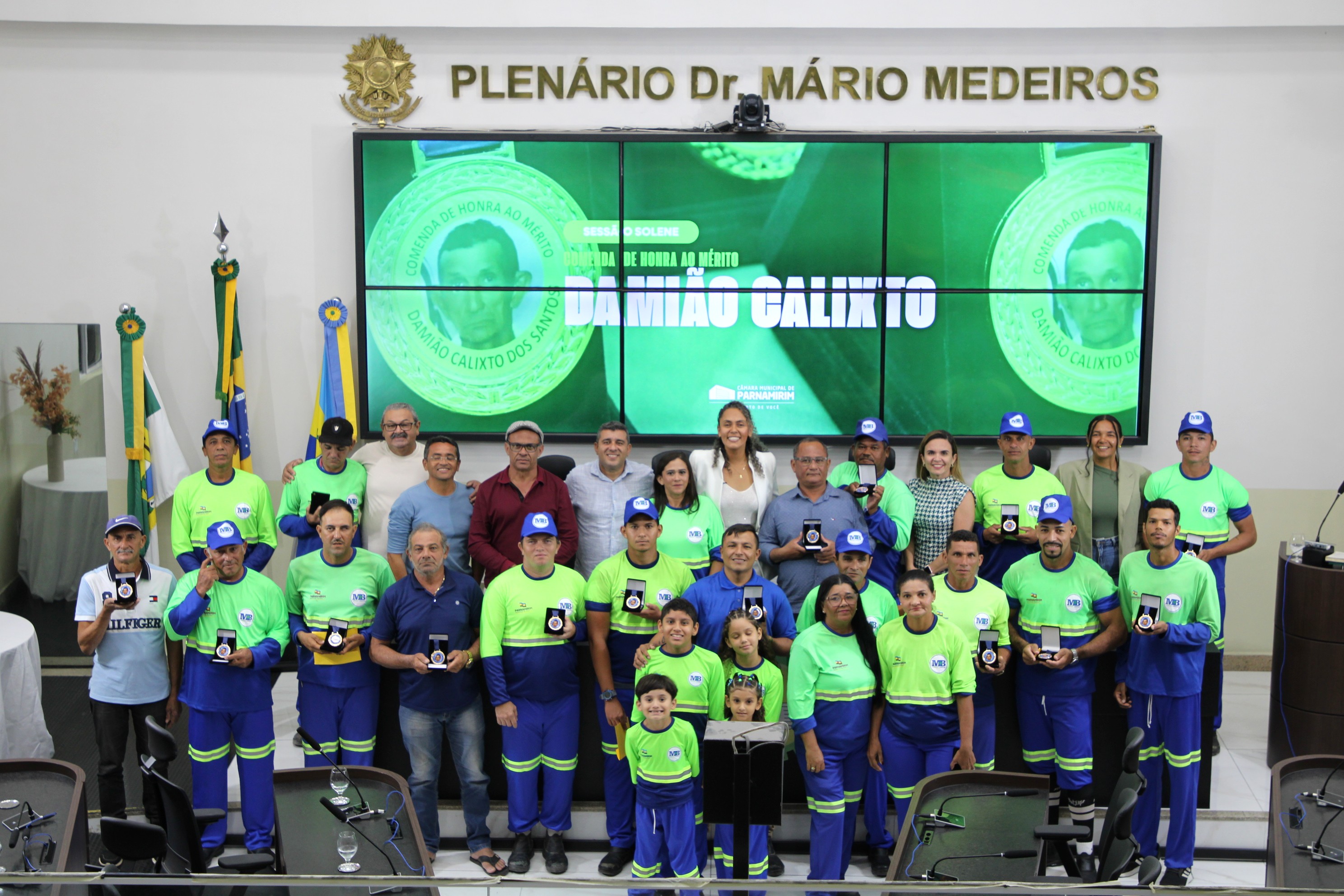 Profissionais da limpeza urbana recebem Comenda de Honra ao Mérito "Damião Calixto dos Santos"