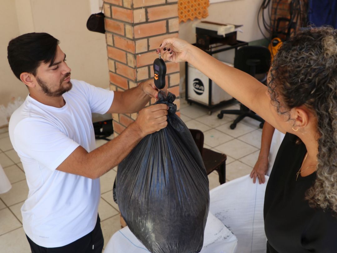 12/06/2025 - Entrega de material para reciclagem - Foto 4