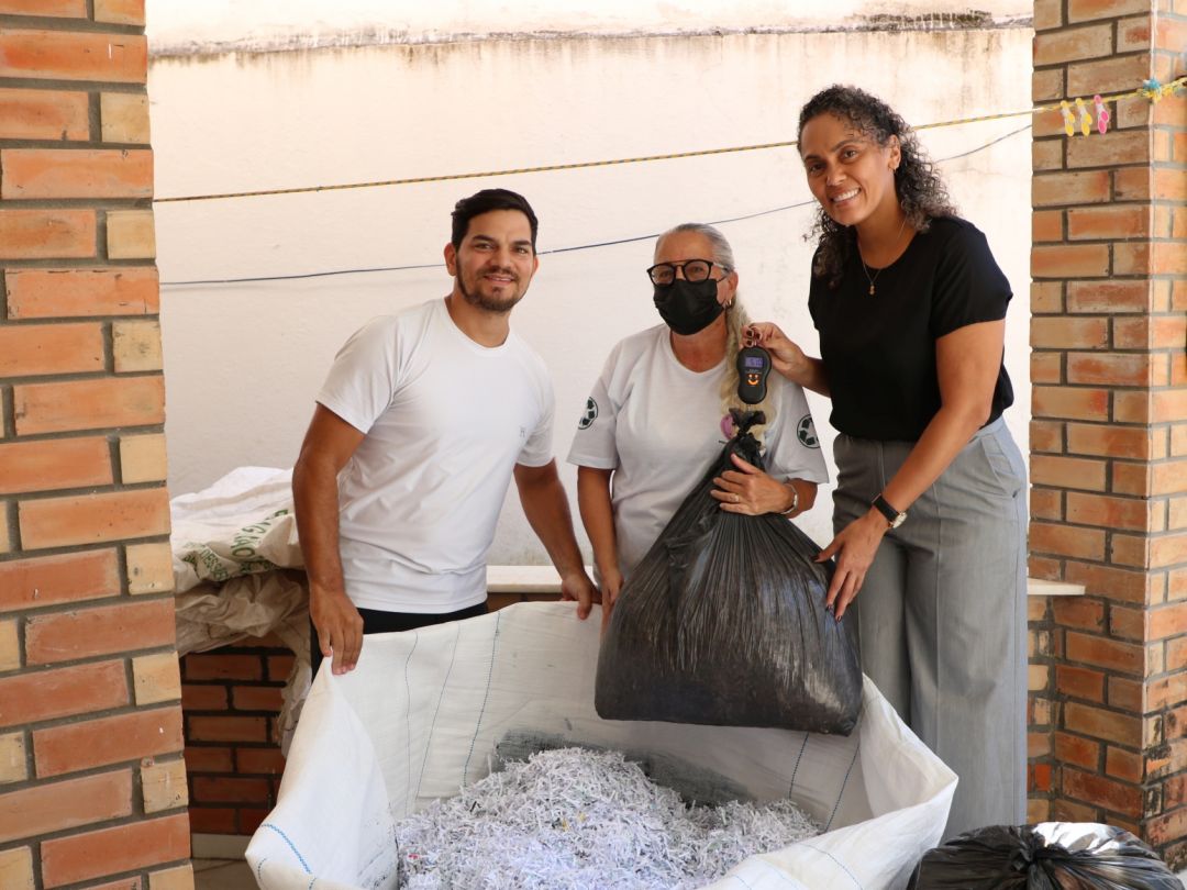 12/06/2025 - Entrega de material para reciclagem - Foto 7