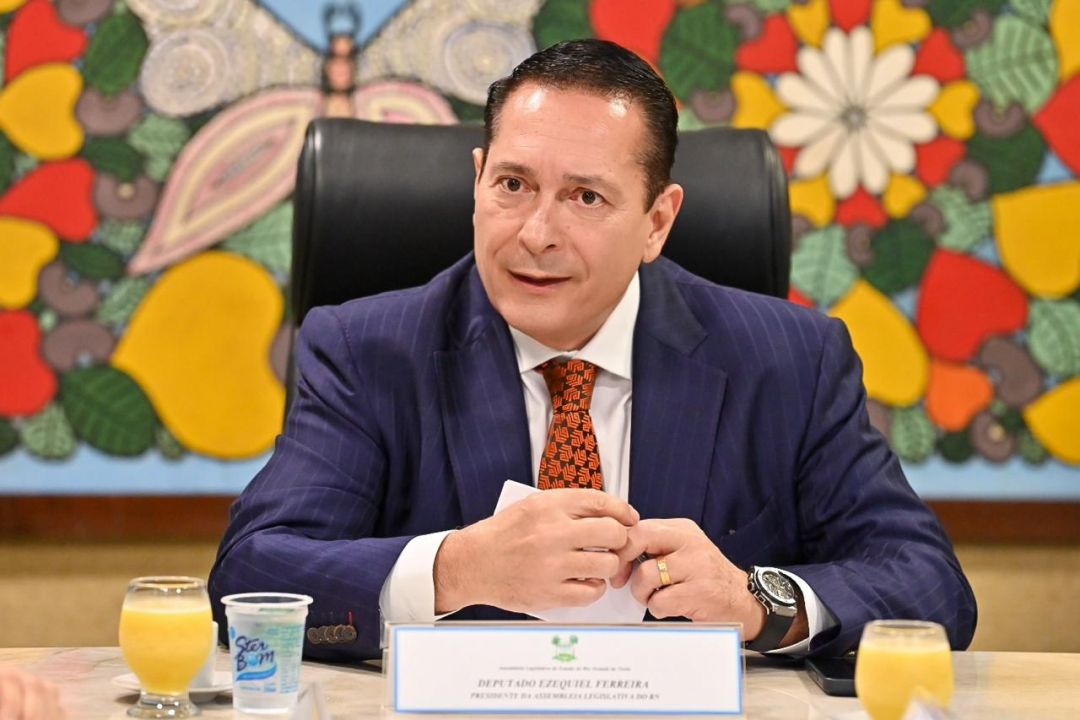 09/07/2025 - Entrega de Título de Cidadão Parnamirinense ao deputado Ezequiel Ferreira - Foto 1