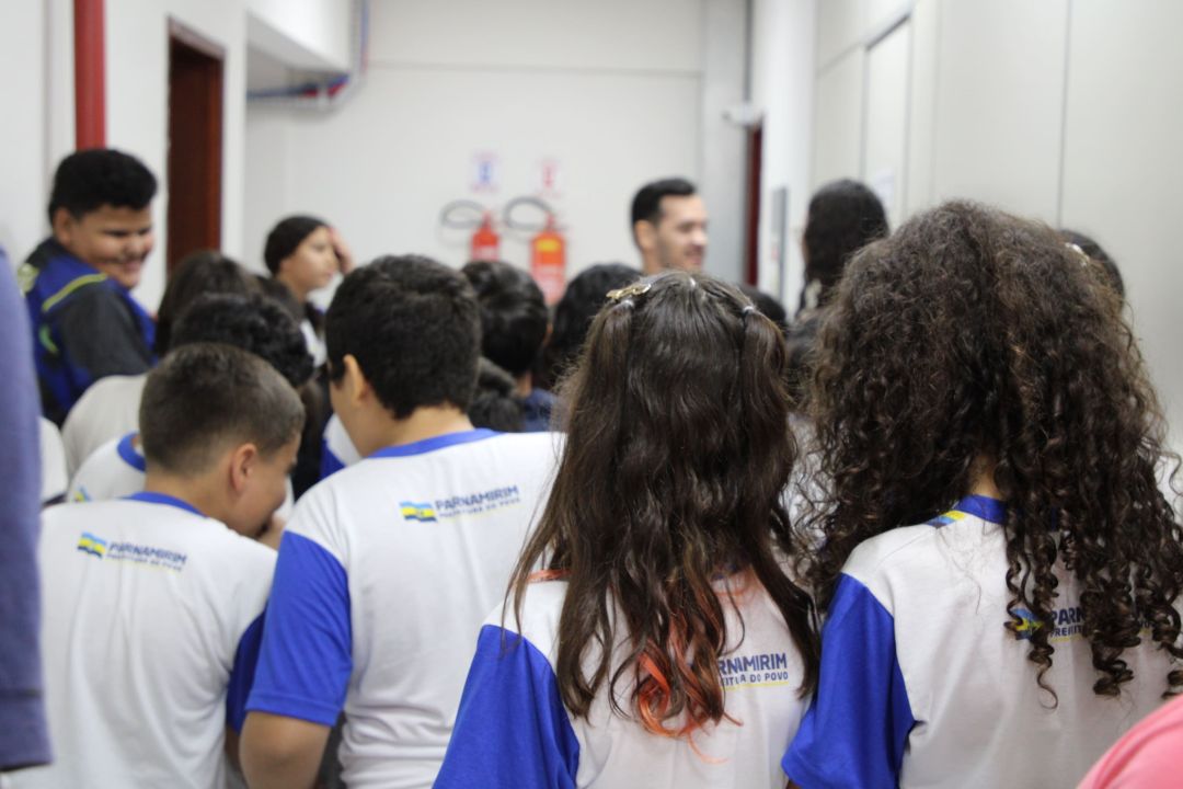 Visita dos alunos da Escola Municipal Ivanira Paisinho à Câmara Municipal de Parnamirim - Foto 17